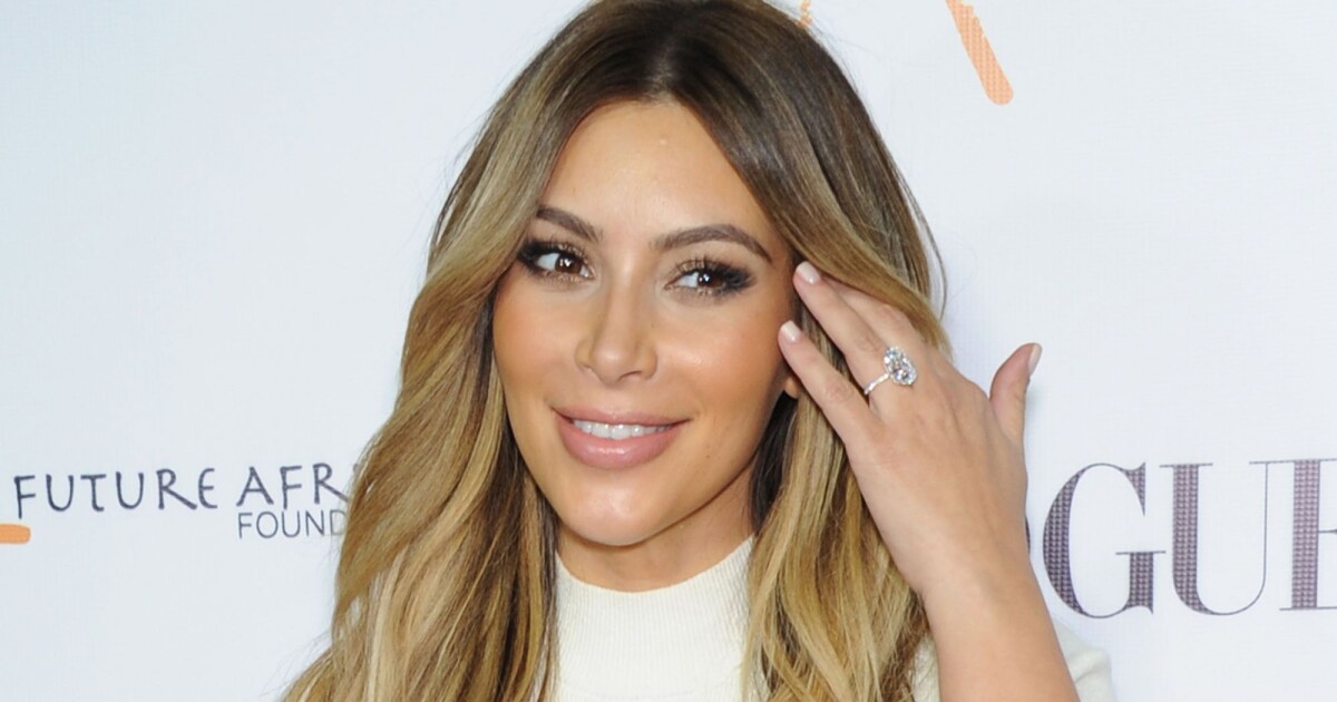 Kim Kardashian robe moulante et bague de fiancailles sur le tapis rouge PureBreak