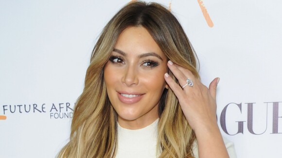 Kim Kardashian : robe moulante et bague de fiançailles sur le tapis rouge
