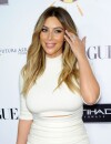 Kim Kardashian exhibe sa bague de fiançailles à Los Angeles le 24 octobre 2013.