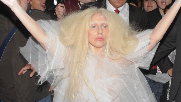 Lady Gaga en poupée humaine flippante et nue à Londres