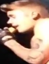 Justin Bieber se prend une bouteille d'eau en plein concert