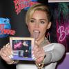 Miley Cyrus : langue tirée pour la sortie de "Bangerz", le 8 octobre 2013 à New York