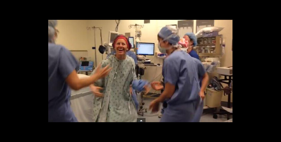 Une américaine victime d&#039;un cancer du sein danse avec les médecins avant de se faire opérer