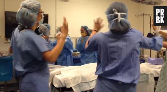 Une américaine victime d'un cancer du sein danse avec les médecins avant de se faire opérer