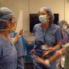 Une américaine victime d'un cancer du sein danse avec les médecins avant de se faire opérer