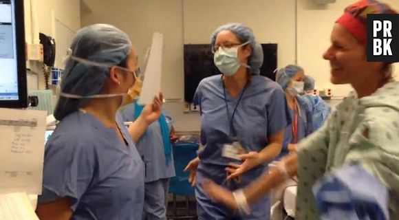 Une américaine victime d'un cancer du sein danse avec les médecins avant de se faire opérer