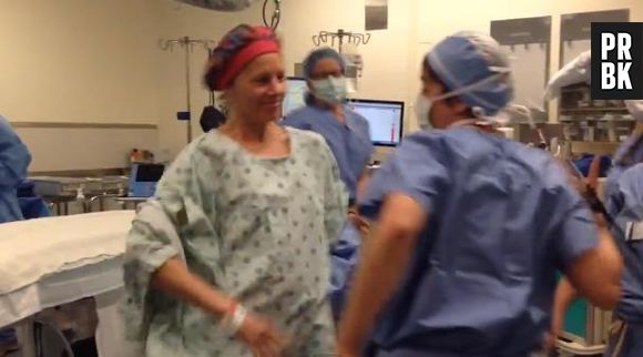 Une américaine victime d'un cancer du sein danse avec les médecins avant de se faire opérer