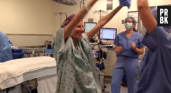 Une américaine victime d'un cancer du sein danse avec les médecins avant de se faire opérer
