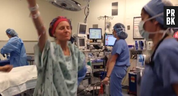 Une américaine victime d'un cancer du sein danse avec les médecins avant de se faire opérer