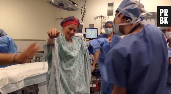 Une américaine victime d'un cancer du sein danse avec les médecins avant de se faire opérer