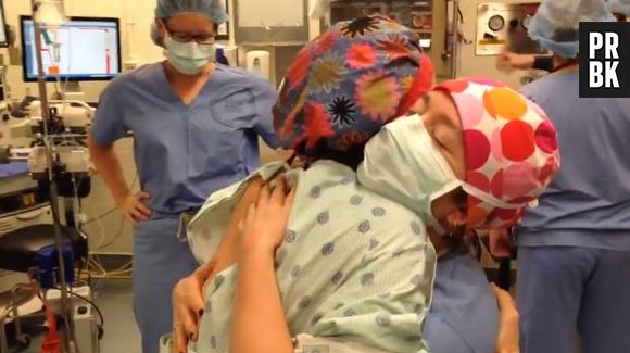 Une américaine victime d'un cancer du sein danse avec les médecins avant de se faire opérer