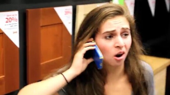 Gravity : un couple parodie le film dans un magasin Ikea