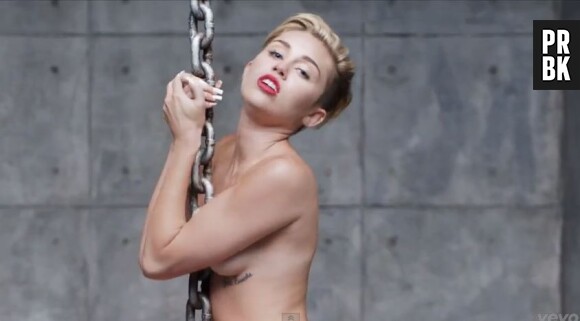 Miley Cyrus dans le clip de Wrecking Ball