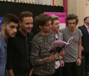 One Direction : la vidéo de la séance de dédicace de leur livre à Londres, le 19 novembre 2013