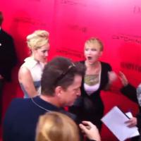 Jennifer Lawrence sur le red carpet : imitation des photographes en hurlant