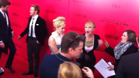 Jennifer Lawrence sur le red carpet : imitation des photographes en hurlant