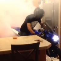 Il fait un burnout à moto... dans sa cuisine