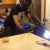 Vidéobuzz : il fait un burnout à moto... dans sa cuisine