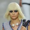 Cara Delevingne pendant le défilé Chanel à la Fashion Week, le lundi 1er octobre 2013
