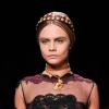 Cara Delevingne défile pour Valentino à la Fashion Week, le lundi 1er octobre 2013