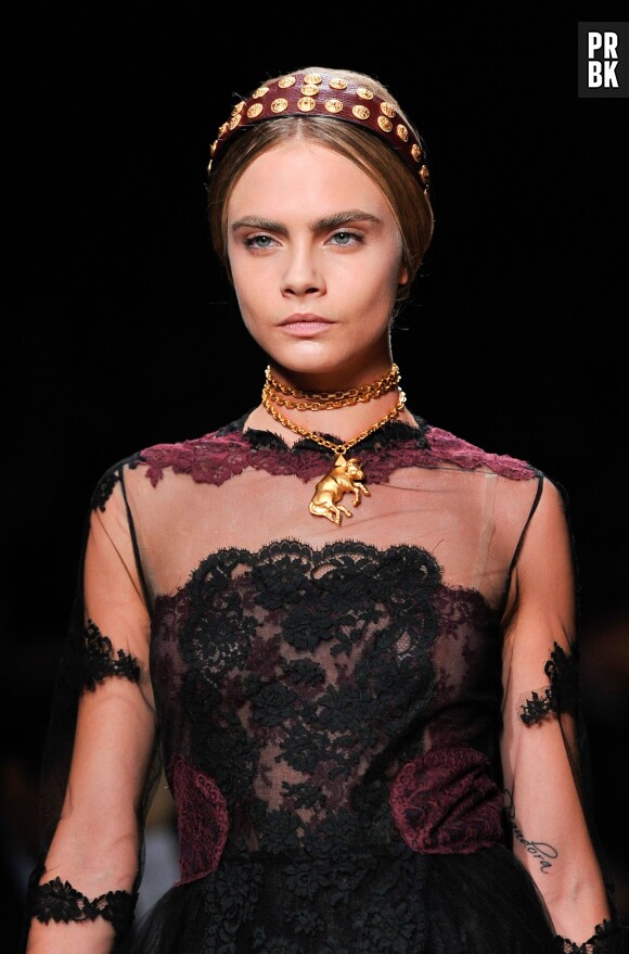 Cara Delevingne défile pour Valentino à la Fashion Week, le lundi 1er octobre 2013