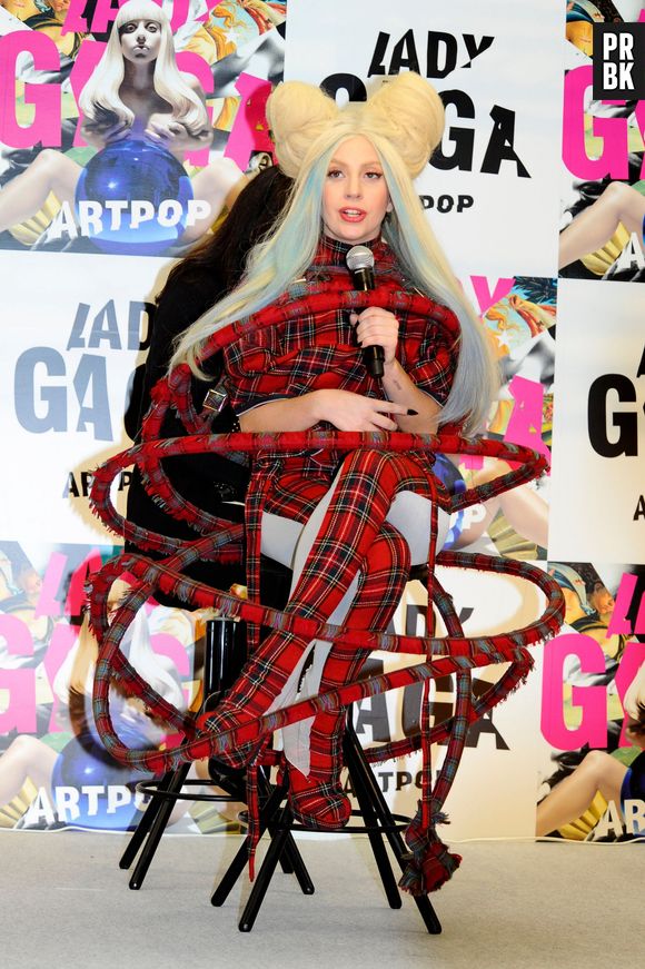 Lady Gaga présente les Gaga Dolls au Japon