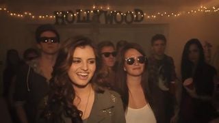 Rebecca Black : Saturday, le clip délirant qui parodie Miley Cyrus