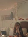 Rebecca Black, Saturday : un clip délirant avec une sosie de Miley Cyrus, un homme hot-dog et des poupées gonflables