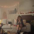 Rebecca Black, Saturday : un clip délirant avec une sosie de Miley Cyrus, un homme hot-dog et des poupées gonflables