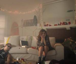 Rebecca Black, Saturday : un clip délirant avec une sosie de Miley Cyrus, un homme hot-dog et des poupées gonflables