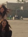 Rebecca Black, Saturday : un clip délirant avec une sosie de Miley Cyrus, un homme hot-dog et des poupées gonflables