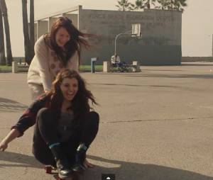 Rebecca Black, Saturday : un clip délirant avec une sosie de Miley Cyrus, un homme hot-dog et des poupées gonflables
