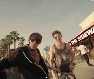 Rebecca Black, Saturday : un clip délirant avec une sosie de Miley Cyrus, un homme hot-dog et des poupées gonflables