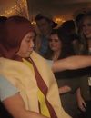 Rebecca Black, Saturday : un clip délirant avec une sosie de Miley Cyrus, un homme hot-dog et des poupées gonflables