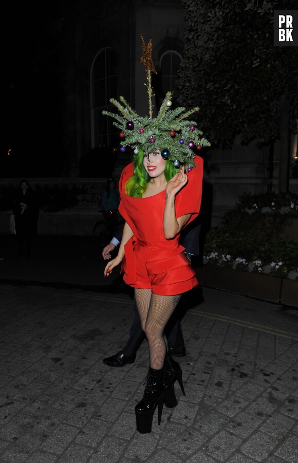 Lady Gaga en sapin à Londres le 8 décembre 2013