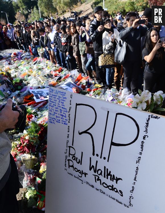 Paul Walker : des fans lui rendent hommage à Los Angeles une semaine après sa mort