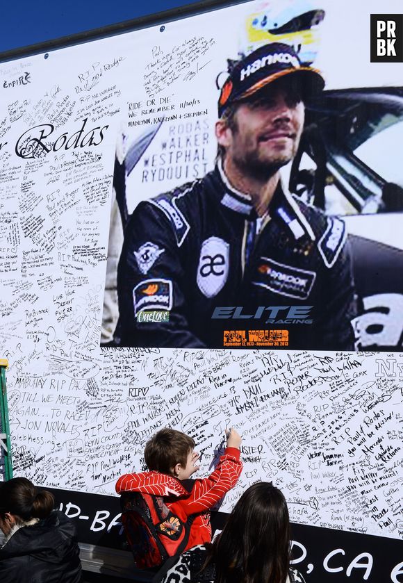 Paul Walker : des fans lui rendent hommage à Los Angeles une semaine après sa mort