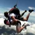 Un moniteur de parachute frappe son client en chute libre