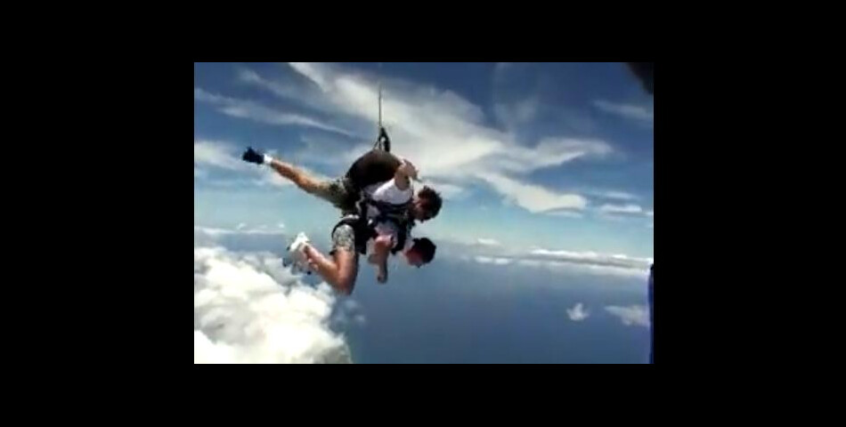 Un moniteur de parachute frappe son client pour des questions de sécurité