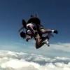 Un moniteur de parachute frappe son client pour des raisons de sécurité