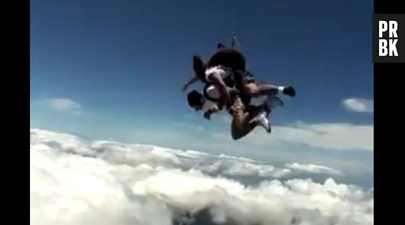 Un moniteur de parachute frappe son client pour des raisons de sécurité