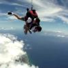 Un moniteur de parachute tente de raisonner un client dans les airs