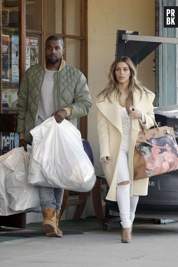 Kim Kardashian : Kanye West lui a offert un sac Hermès avec des hommes nus, à Los Angeles le 26 décembre 2013