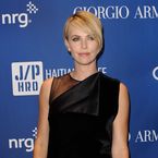 Charlize Theron et Sean Penn en couple ? "Bisou" au gala Help Haiti Home