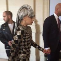 Lady Gaga : visite du Louvre déguisée en arlequin