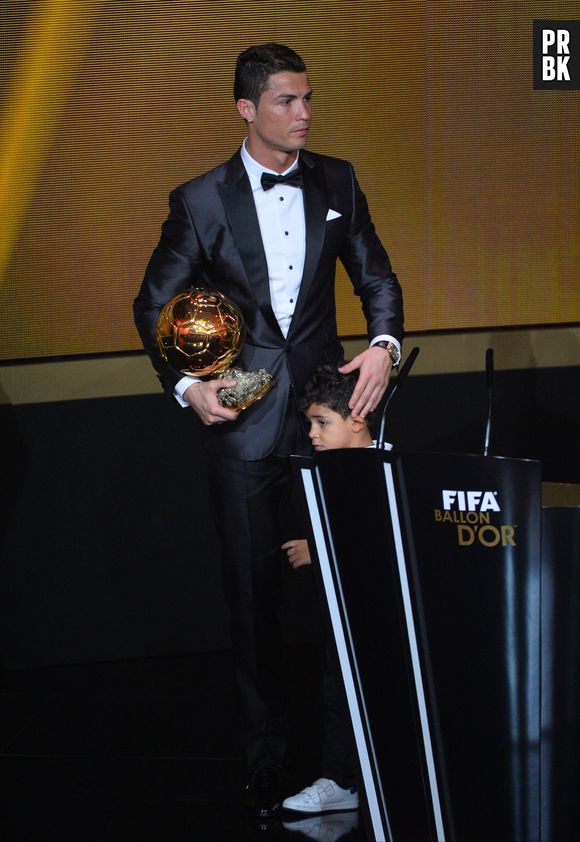 Cristiano Ronaldo : après son Ballon d'OR 2013, CR7 a-t-il enfin perdu la grosse tête ?