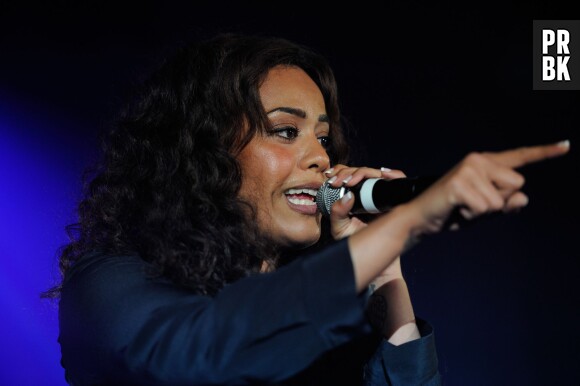Amel Bent sur la scène du NRJ Music Tour, le 20 avril 2013 à Lyon