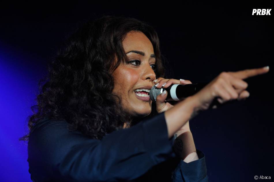 Amel Bent sur la scène du NRJ Music Tour, le 20 avril 2013 à Lyon