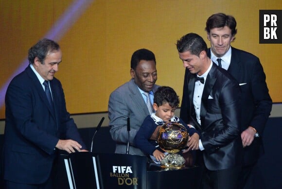 Cristiano Ronaldo sur scène avec son fils Cristiano Ronaldo Junior, le 13 janvier 2014 à Zurich pendant la cérémonie du Ballon d'or 2013