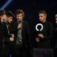 Brit Awards 2014 : Harry Styles arrive en retard sur scène... il était aux toilettes !
